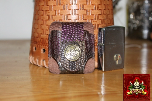 Сиреневая кожаная зажигалка ручной работы