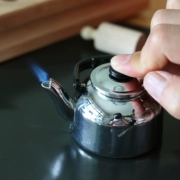 Mới lạ sáng tạo kim loại ấm trà mô hình nhẹ hơn thực tế chai nước cá tính windproof nhẹ hơn trang trí trang trí