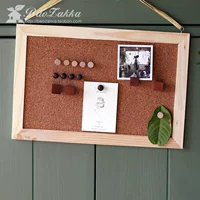 Домашняя стена, украшенная минималистскими бревенчатыми досками домашних объявлений, фотографиями кусочки в пробках, оригинальные деревянные дрова гвозди ногти