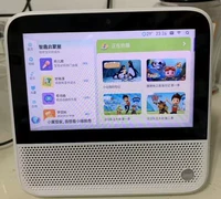 Белая мобильная версия оригинальной базы питания имеет клейкие прокладки