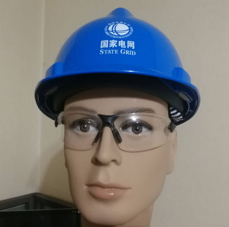 MSA methian blue national net special V-GARD safety helmet printed in front of the national grid in Beijing Power