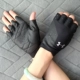 Женская черная ладонь и толстые перчатки