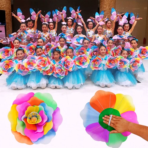 Красочные реквизиты танца из пиона, танцы в детском саду, встреча с цветочным спортом рук зарегистрировано