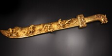 Винтажные предметы обихода из золота 古代兵器稀有级藏品珍藏铜鎏金手工錾刻浮雕螭龙纹金刀摆件