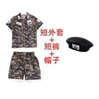 Зеленая куртка, шорты, берет