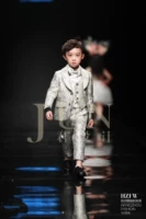 Cho thuê bé trai catwalk xu hướng thời trang phù hợp với bộ đồ nhỏ phù hợp với mẫu váy trẻ em - Váy trẻ em quần áo bé trai