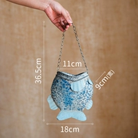 Летающая рыба висит цветочный цветок (абзац)