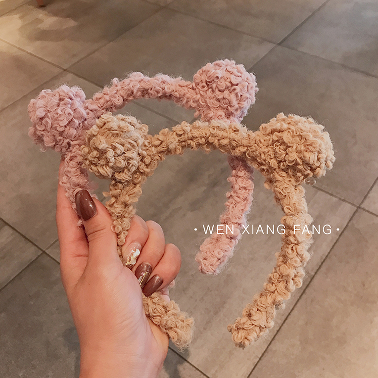 ที่คาดผมขนแกะน่ารักสไตล์เกาหลีใต้ ที่คาดผมหูหมีบอลลี่ ที่คาดผมน่ารัก แฟชั่นฤดูใบไม้ร่วงและฤดูหนาว 韩国卖萌可爱羊羔毛小熊耳朵球球发箍秋冬毛绒头箍发卡发带头饰品 ที่คาดผมขนแกะน่ารักสไตล์เกาหลีใต้ ที่คาดผมหูหมีบอลลี่ ที่คาดผมน่ารัก แฟชั่นฤดูใบไม้ร่วงและฤดูหนาว