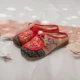 Bắc Kinh Opera Facebook thêu giày vải phong cách dân tộc dép đáy phẳng Quan Yu Facebook giày thêu ra giày thêu dép - Dép