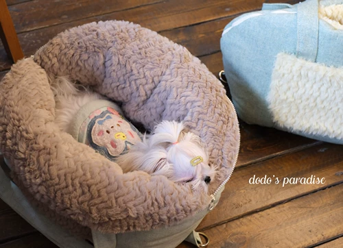 Spot R Корейская версия домашних животных и собак Тедди Кингс Летнюю осень осень и зимняя машина выходит из сумки гнездо.