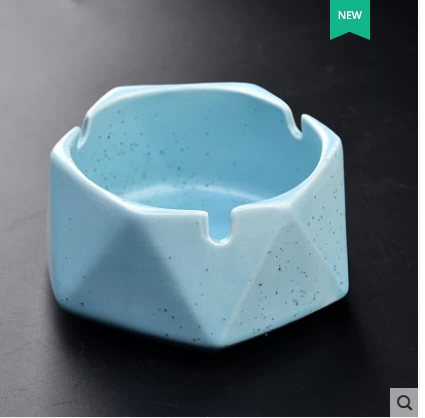 Керамическая древняя глиняная пешевая мода с резервуарами для хранения воды уничтожает огненную головку, сигареты, пепельная чашка.