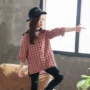 Quần áo bé gái mùa thu 2019 phiên bản Hàn Quốc mới của áo khoác nữ trùm đầu Yangqi kẻ sọc dài áo rộng - Áo sơ mi thời trang bé gái