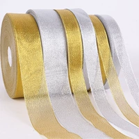 Золотая лента Золотой зеленый лук со свежим рождественским цветочным украшением