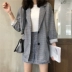 Hàn quốc retro lỏng hai nút kẻ sọc dài tay áo mỏng blazer + đàn hồi eo quần short quần chân rộng phù hợp với thời trang công sở nữ Bộ đồ