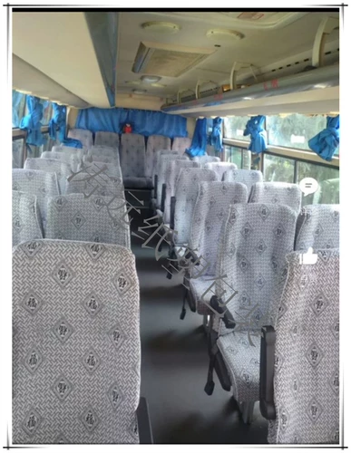 Водители водителей проката автобуса водителей водителей окружали четыре сезона густого рукава с густого льня