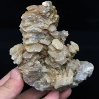 Студенческое благосостояние естественные слои сложенных кристаллов и пиритового сырого камня первичное минеральное кристаллическое обучение образцы