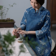 Thiết kế nghệ thuật ban đầu trẻ hóa phong cách Trung Quốc ramie màu xanh nhuộm Trung Quốc robes clasp cổ áo đứng Trung Quốc phong cách ăn mặc