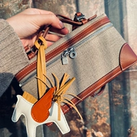 Коричневый и белый ланч-бокс официально одобрен и поставляется с пони в виде шарфа.