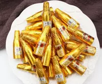 5 бутылок с золотым вином