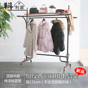 Quần áo đồ lót trưng bày tủ đồ nội thất sàn dày đồng đôi hàng quần áo khung sắt nướng mẹ và con trong khung đảo - Cửa hàng quần áo