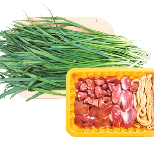 Зеленый лук и куриные субпродукты (200 г мелкого лука-порея, 400 г куриных субпродуктов)