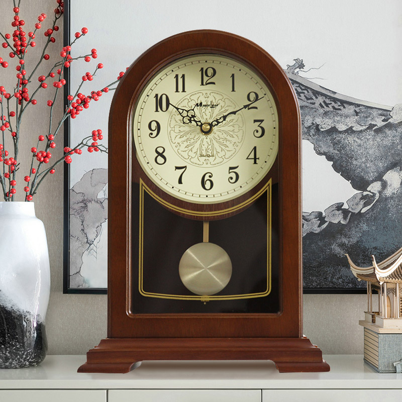 アメリカンレトロ超静かなリビングルーム玄関ホール家庭用無垢材卓上時計新しい中国風の創造的な雰囲気卓上時計時計装飾品