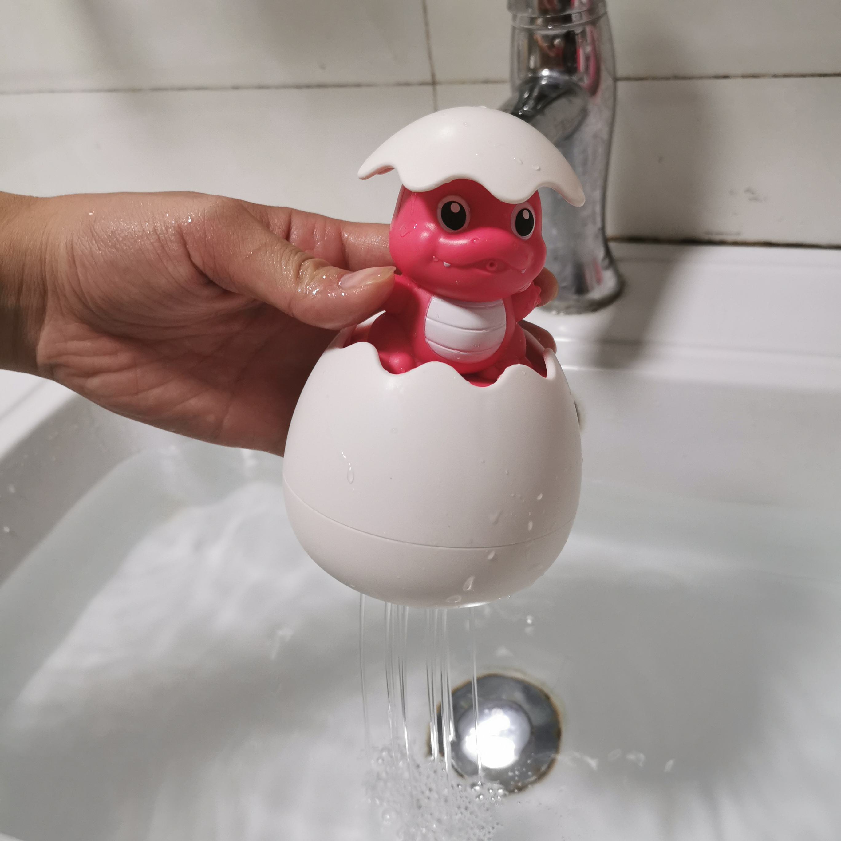 Игрушка купаться. Утка с яйцами игрушка. Яйцо купается. Плесень в игрушках для купания. Наклейка для купание яиц.