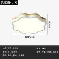 Белый маленький цветок сливы белый свет