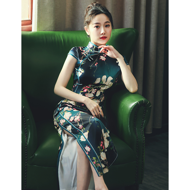 Retro long elegant lightweight cheongsam, 2021 years, light style