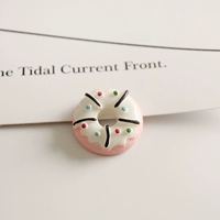 Полосатый большой белый пончик