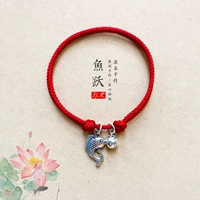 Регулируемый браслет из красной нити