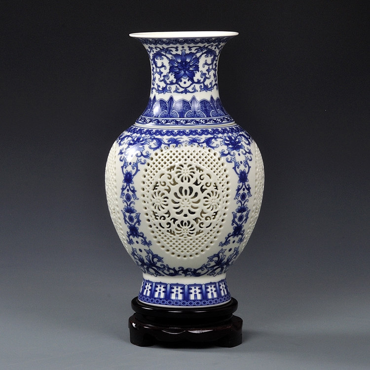 客厅双层青花粉彩镂空瓶