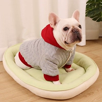 Красная шляпа серая