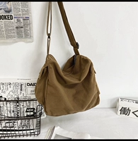 Коричневый карман на пуговицах