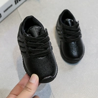 Одиночная обувь черная