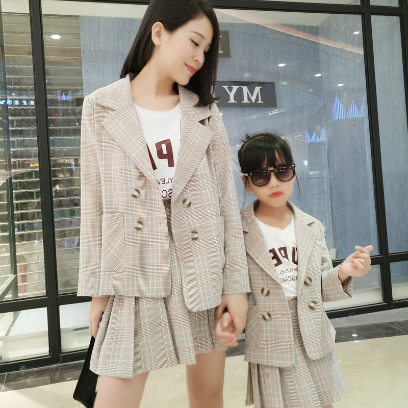 2020 mùa xuân và mùa thu mẫu quần áo cha mẹ trẻ em quần áo mẹ phong cách nước ngoài Hàn Quốc kẻ sọc lỏng phù hợp với váy xếp li phù hợp với hai mảnh - Trang phục dành cho cha mẹ và con