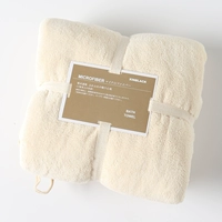 Бежевое банное полотенце