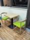 Один стол, два стула, сырые деревянные фрукты зеленые подушки