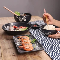 Японская грубая глиняная посуда черная посуда творческая рука с вишневой танкером рисовой миска миска миска суп -миска Специальная ресторанная тарелка суши