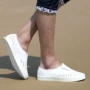 Cơn lốc mười một Hu Ge với đoạn dép nam giới và phụ nữ mùa hè giày lỗ trắng trôi giày bãi biển y tá giày trắng shop giày