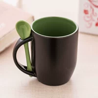 Черный внутри зеленой деформационной чашки+ложка