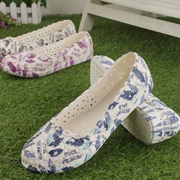 Phiên bản Hàn Quốc của mùa hè mới của phụ nữ dép bằng nhựa in giày đi biển nông miệng y tá trắng giày chống trượt lỗ