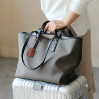 Черная кожа с пятном