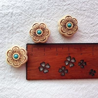 Один из шести лепестков, инкрустированных одним из тополя