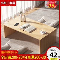 Небольшое столовое комната для гостиной мебели балкона, сидящего на земле, несколько кроватей, несколько кроватей на столе, чайный стол в стиле японского стиля