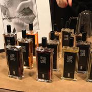 Những đứa trẻ mồ côi của Serge Lutens Lu Dan phàn nàn về trẻ mồ côi và nữ tu, cô gái Berlin, hoa hồng, bệ hạ, nước hoa gỗ đàn hương viết hoa nước hoa narciso hồng phấn