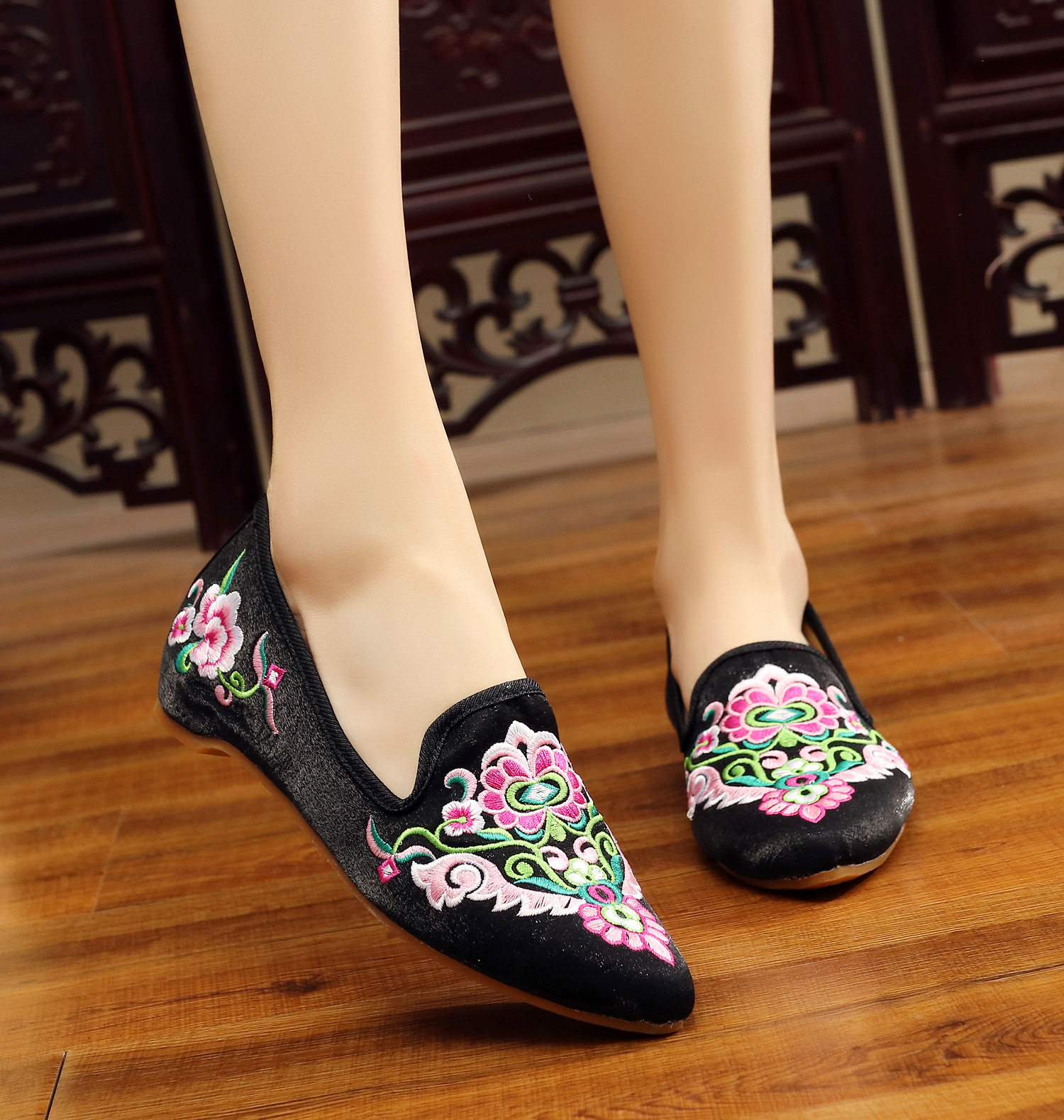 m107#2018新款尖头苗绣 民族风绣花鞋真丝缎面坡跟绣花