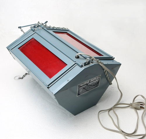 Черно -белая комната Американский Томас Томас Профессиональный темная комната Светлый свет.