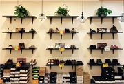 Upper wall giày rack gói hiển thị cửa hàng giày chăm sóc tủ trưng bày tủ nhiều lớp kết hợp lưu trữ giày kệ kệ giá