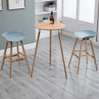 Этот стол оснащен двумя стульями горизонтальной древесины (цветные замечания стула)